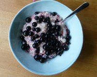 porridge and black currants